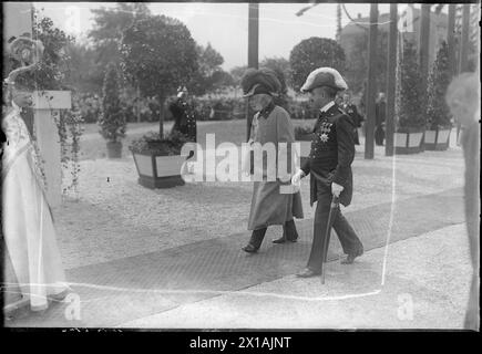 Grundsteinlegung für den Ausbau der Floridsdorfer Brücke, Franz Joseph und Ottokar Trnka nach dem Klerus mit Kardinal Piffl zum Festplatz., 28.06.1913 - 19130628 PD0011 - Rechteinfo: Rights Managed (RM) Stockfoto