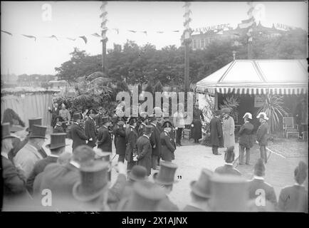 Grundsteinlegung für den Ausbau der Floridsdorfer Brücke, Franz Joseph im Gespräch mit Bürgermeister Richard Weiskirchner., 28.06.1913 - 19130628 PD0017 - Rechteinfo: Rights Managed (RM) Stockfoto