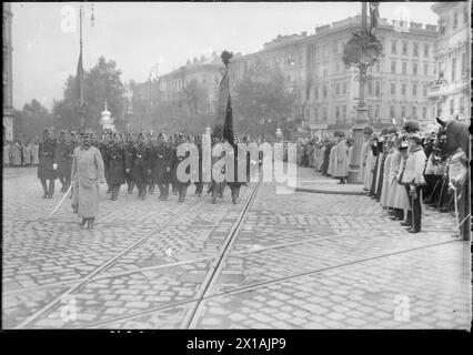 Hundertjähriges Jubiläum in der Auseinandersetzung mit der Völkerschlacht bei Leipzig am Wiener Schwarzenbergplatz, Franz Joseph an der Schmutzstelle in Erwartung der Truppen. Foto Richtung Schubertring (Straße)., 16.10.1913 - 19131016 PD0005 - Rechteinfo: Rights Managed (RM) Stockfoto