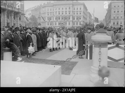 Hundertjähriges Jubiläum in der Schlacht der Nationen bei Leipzig auf dem Wiener Schwarzenbergplatz, Prozession mit Franz Joseph auf dem Ring., 16.10.1913 - 19131016 PD0007 - Rechteinfo: Rights Managed (RM) Stockfoto