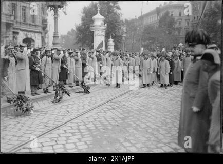 Hundertjähriges Jubiläum in der Okassion der Völkerschlacht bei Leipzig auf dem Wiener Schwarzenbergplatz, Franz Joseph tritt mit Thronfolger Franz Ferdinand die Front der Waschbecken zwischen Kolowratring und Schwarzenbergplatz., 16.10.1913 - 19131016 PD0006 - Rechteinfo: Rechte verwaltet (RM) Stockfoto