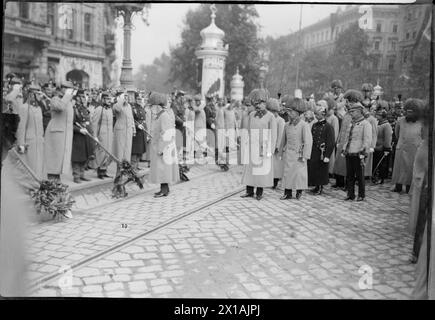 Hundertjähriges Jubiläum in der Okassion der Völkerschlacht bei Leipzig auf dem Wiener Schwarzenbergplatz, Franz Joseph tritt mit Thronfolger Franz Ferdinand die Front der Waschbecken zwischen Kolowratring und Schwarzenbergplatz., 16.10.1913 - 19131016 PD0009 - Rechteinfo: Rechte verwaltet (RM) Stockfoto