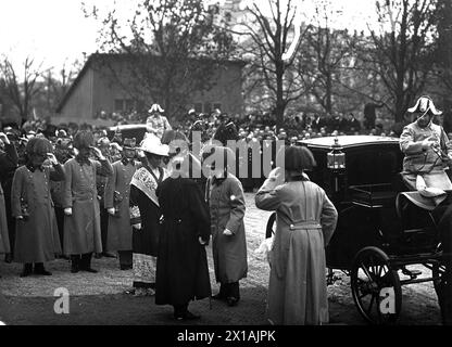 Eröffnung der Kaiserkirche in Wien Donaustadt, Kaiser Franz Joseph I. begrüßt vor der Kirche die Präsidenten des Kirchenbauausschusses, Carlos Prinz Clary., 02.11.1913 - 19131102 PD0001 - Rechteinfo: Rights Managed (RM) Stockfoto