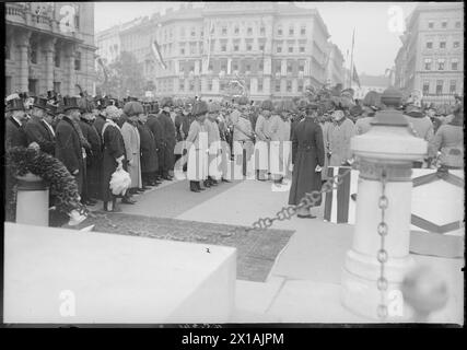 Hundertjähriges Jubiläum in der Auseinandersetzung der Völkerschlacht bei Leipzig am Wiener Schwarzenbergplatz, Franz Joseph auf der Ringseite der Prozession., 16.10.1913 - 19131016 PD0012 - Rechteinfo: Rights Managed (RM) Stockfoto