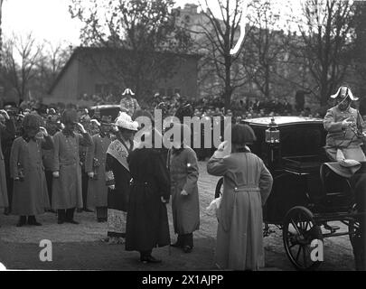 Eröffnung der Jubiläumskirche, Kaiser Franz Joseph I. empfängt Erzherzog Franz Ferdinand auf dem Erzherzog Karl- (Mexiko-)Platz vor der Kirche., 02.11.1913 - 19131102 PD0003 - Rechteinfo: Rechte verwaltet (RM) Stockfoto