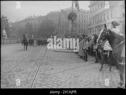 Hundertjähriges Jubiläum in der Auseinandersetzung mit der Völkerschlacht bei Leipzig am Wiener Schwarzenbergplatz, Franz Joseph an der Schmutzstelle in Erwartung der Truppen. Foto Richtung Schubertring (Straße)., 16.10.1913 - 19131016 PD0016 - Rechteinfo: Rights Managed (RM) Stockfoto