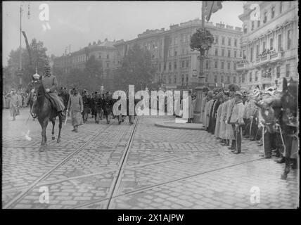 Hundertjähriges Jubiläum in der Auseinandersetzung mit der Völkerschlacht bei Leipzig am Wiener Schwarzenbergplatz, Franz Joseph an der Schmutzstelle in Erwartung der Truppen. Foto Richtung Schubertring (Straße)., 16.10.1913 - 19131016 PD0014 - Rechteinfo: Rights Managed (RM) Stockfoto