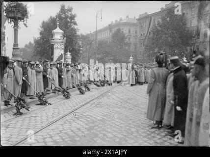 Hundertjähriges Jubiläum in der Okassion der Völkerschlacht bei Leipzig auf dem Wiener Schwarzenbergplatz, Franz Joseph tritt mit Thronfolger Franz Ferdinand die Front der Waschbecken zwischen Kolowratring und Schwarzenbergplatz., 16.10.1913 - 19131016 PD0013 - Rechteinfo: Rechte verwaltet (RM) Stockfoto