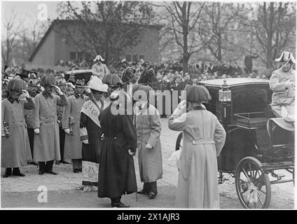 Eröffnung der Kaiser-Jubiläumskirche, Franz-von-Assisi-Kirche in Wien, Begrüßung Franz Josephs durch die Präsidenten des Kirchenbauausschusses Prinz Carlos Clary und die erzherzogin Marie Therese., 02.11.1913 - 19131102 PD0011 - Rechteinfo: Rechte verwaltet (RM) Stockfoto