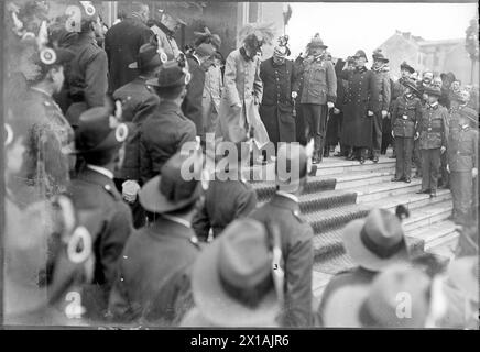 Eröffnung der Kaiser-Jubiläumskirche, der Franz-von-Assisi-Kirche in Wien, Franz Joseph verlässt nach dem Gottesdienst in Begleitung von Fürst Carlos Clary und erzherzogin Marie Therese die Kirche., 02.11.1913 - 19131102 PD0007 - Rechteinfo: Rights Managed (RM) Stockfoto