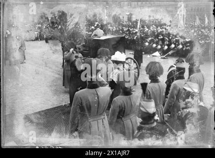 Eröffnung der Kaiser-Jubiläumskirche, Franz-von-Assisi-Kirche in Wien, Begrüßung Franz Josephs durch die Präsidenten des Kirchenbauausschusses Prinz Carlos Clary und die erzherzogin Marie Therese., 02.11.1913 - 19131102 PD0010 - Rechteinfo: Rechte verwaltet (RM) Stockfoto