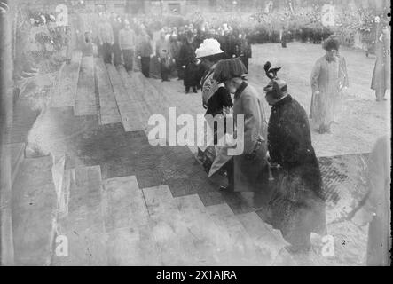 Eröffnung der Kaiserkirche, der Franz-von-Assisi-Kirche in Wien, Franz Joseph in Begleitung von Prinz Carlos Clary und erzherzogin Marie Therese der Stagger up., 02.11.1913 - 19131102 PD0008 - Rechteinfo: Rechte verwaltet (RM) Stockfoto