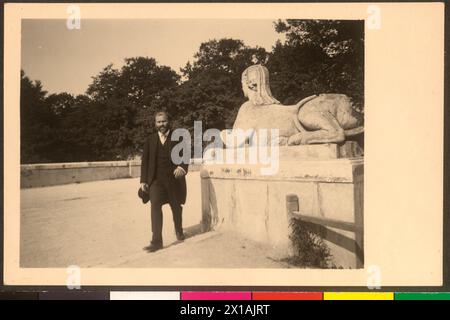 Gustav Klimt im Schlosspark Schönbrunn in Wien, Gustav Klimt auf dem Weg zur Molkerei Tivoli, 1914 - 19140101 PD8760 - Rechteinfo: Rights Managed (RM) Stockfoto