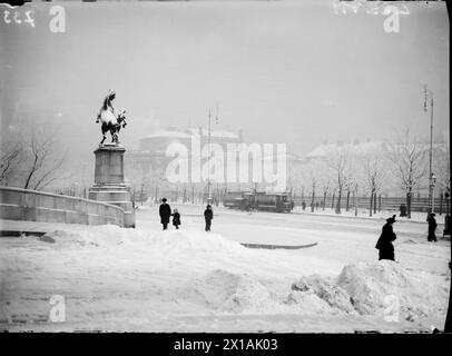 Wien 1, Franzensring (heute Dr. Karl-Renner-Ring (Straße)), Blick vom parlament auf das Burgtheater Winterbild, 27.01.1914 - 19140127 PD0008 - Rechteinfo: Rights Managed (RM) Stockfoto