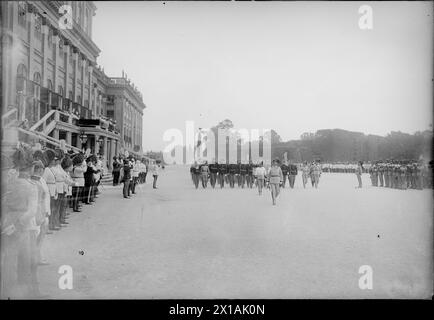 Weihe der Fahne für die Franz-Joseph-Akademie der Militärwissenschaften im Schloss Schönbrunn, Franz Joseph vor der Erzherzogin während der Verunreinigung. Fotorichtung Meidlinger Goal., 18.06.1914 - 19140618 PD0005 - Rechteinfo: Rights Managed (RM) Stockfoto