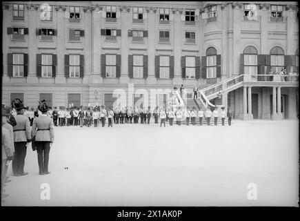 Einweihung der Flagge für die Franz Joseph Akademie der Militärwissenschaften im Schloss Schönbrunn, Franz Joseph mit dem Erzherzog auf der Schmutzstelle vor dem Treppenflug der Burg., 18.06.1914 - 19140618 PD0004 - Rechteinfo: Rechte verwaltet (RM) Stockfoto