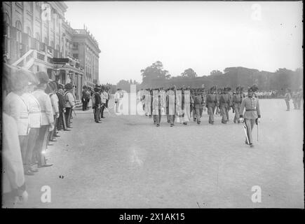 Weihe der Fahne für die Franz-Joseph-Akademie der Militärwissenschaften im Schloss Schönbrunn, Franz Joseph vor der Erzherzogin während der Verunreinigung. Fotorichtung Meidlinger Goal., 18.06.1914 - 19140618 PD0003 - Rechteinfo: Rights Managed (RM) Stockfoto