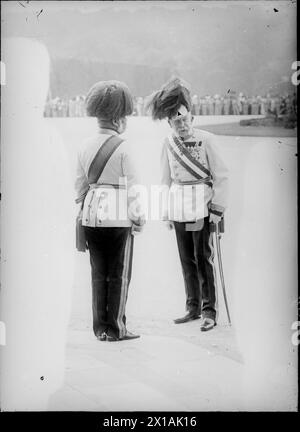 Weihe der Flagge für die Franz-Joseph-Akademie der Militärwissenschaften im Schloss Schönbrunn, Franz Joseph im Gespräch mit dem Oberbefehlshaber des landwehrherzogs Friedrich., 18.06.1914 - 19140618 PD0007 - Rechteinfo: Rechte verwaltet (RM) Stockfoto