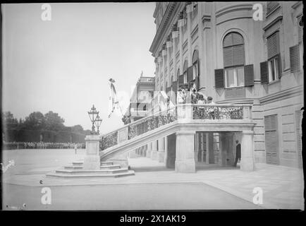 Einweihung der Flagge für die Franz Joseph Akademie der Militärwissenschaften im Schloss Schönbrunn, Franz Joseph gehorcht der Messe und Einweihung der neuen Flagge über die Treppe des Schlosses in den Garten Erdgeschoss., 18.06.1914 - 19140618 PD0008 - Rechteinfo: Rights Managed (RM) Stockfoto