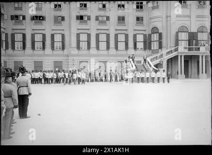 Einweihung der Flagge für die Franz Joseph Akademie der Militärwissenschaften im Schloss Schönbrunn, Franz Joseph mit dem Erzherzog auf der Schmutzstelle vor dem Treppenflug der Burg., 18.06.1914 - 19140618 PD0009 - Rechteinfo: Rechte verwaltet (RM) Stockfoto