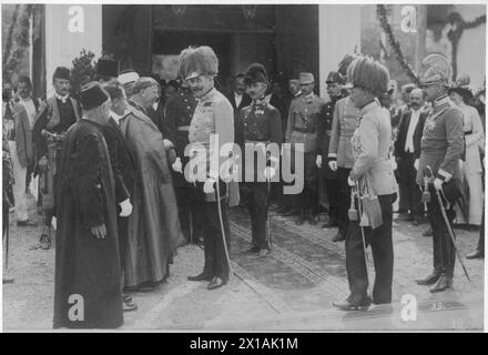 Franz Ferdinand, Erzherzog von Österreich-Este, im Gespräch mit einem französischen Padre (hinter Feldzeugmeister (General) Oskar Potiorek und Dragonerkommandant Exzellenz Karl Freiherr von Rumerskirch), 25.06.1914 - 19140625 PD0002 - Rechteinfo: Rechte verwaltet (RM) Stockfoto