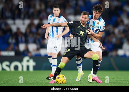 Leo Baptistao von UD Almeria tritt beim LaLiga EA Sports Match zwischen Real Sociedad und UD gegen Robin le Normand von Real Sociedad um den Ball an Stockfoto