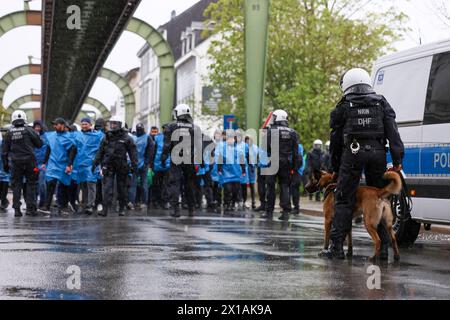 Derby zwischen den Rivalen Barfuß Remscheid und Vorwärts Wuppertal am Dienstagvormittag im Wuppertaler Stadion am Zoo. Großübung der Wuppertaler Polizei Derby zwischen den Rivalen Barfuß Remscheid und Vorwärts Wuppertal am Dienstagvormittag im Wuppertaler Stadion am Zoo. Unter diesem Motto führte die Wuppertaler Polizei eine großangelegte Übung mit fiktiven Fußballfans in Wuppertal-Sonnborn durch. Rund 250 Kräfte der Einsatzhundertschaft, teilweise als Fußballfans, teils als aktive Einsatzkräfte nahmen an der Übung bei bestem Wuppertaler Wetter Teil. Aus den Lautsprechern machte die Polizei zu Stockfoto