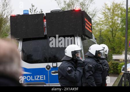 Derby zwischen den Rivalen Barfuß Remscheid und Vorwärts Wuppertal am Dienstagvormittag im Wuppertaler Stadion am Zoo. Großübung der Wuppertaler Polizei Derby zwischen den Rivalen Barfuß Remscheid und Vorwärts Wuppertal am Dienstagvormittag im Wuppertaler Stadion am Zoo. Unter diesem Motto führte die Wuppertaler Polizei eine großangelegte Übung mit fiktiven Fußballfans in Wuppertal-Sonnborn durch. Rund 250 Kräfte der Einsatzhundertschaft, teilweise als Fußballfans, teils als aktive Einsatzkräfte nahmen an der Übung bei bestem Wuppertaler Wetter Teil. Aus den Lautsprechern machte die Polizei zu Stockfoto