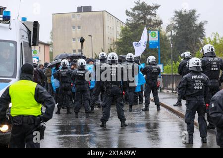 Derby zwischen den Rivalen Barfuß Remscheid und Vorwärts Wuppertal am Dienstagvormittag im Wuppertaler Stadion am Zoo. Großübung der Wuppertaler Polizei Derby zwischen den Rivalen Barfuß Remscheid und Vorwärts Wuppertal am Dienstagvormittag im Wuppertaler Stadion am Zoo. Unter diesem Motto führte die Wuppertaler Polizei eine großangelegte Übung mit fiktiven Fußballfans in Wuppertal-Sonnborn durch. Rund 250 Kräfte der Einsatzhundertschaft, teilweise als Fußballfans, teils als aktive Einsatzkräfte nahmen an der Übung bei bestem Wuppertaler Wetter Teil. Aus den Lautsprechern machte die Polizei zu Stockfoto