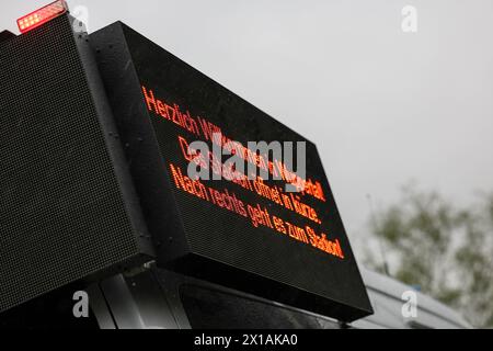 Derby zwischen den Rivalen Barfuß Remscheid und Vorwärts Wuppertal am Dienstagvormittag im Wuppertaler Stadion am Zoo. Großübung der Wuppertaler Polizei Derby zwischen den Rivalen Barfuß Remscheid und Vorwärts Wuppertal am Dienstagvormittag im Wuppertaler Stadion am Zoo. Unter diesem Motto führte die Wuppertaler Polizei eine großangelegte Übung mit fiktiven Fußballfans in Wuppertal-Sonnborn durch. Rund 250 Kräfte der Einsatzhundertschaft, teilweise als Fußballfans, teils als aktive Einsatzkräfte nahmen an der Übung bei bestem Wuppertaler Wetter Teil. Aus den Lautsprechern machte die Polizei zu Stockfoto