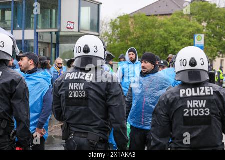 Derby zwischen den Rivalen Barfuß Remscheid und Vorwärts Wuppertal am Dienstagvormittag im Wuppertaler Stadion am Zoo. Großübung der Wuppertaler Polizei Derby zwischen den Rivalen Barfuß Remscheid und Vorwärts Wuppertal am Dienstagvormittag im Wuppertaler Stadion am Zoo. Unter diesem Motto führte die Wuppertaler Polizei eine großangelegte Übung mit fiktiven Fußballfans in Wuppertal-Sonnborn durch. Rund 250 Kräfte der Einsatzhundertschaft, teilweise als Fußballfans, teils als aktive Einsatzkräfte nahmen an der Übung bei bestem Wuppertaler Wetter Teil. Aus den Lautsprechern machte die Polizei zu Stockfoto