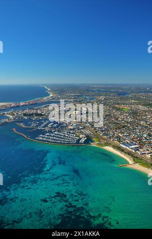 Ein Luftporträt von South Fremantle in Western Australia. Hier sehen Sie den Hafen eines Fischerbootes. Stockfoto