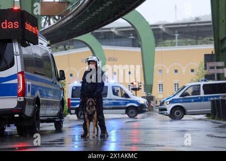 Derby zwischen den Rivalen Barfuß Remscheid und Vorwärts Wuppertal am Dienstagvormittag im Wuppertaler Stadion am Zoo. Großübung der Wuppertaler Polizei Derby zwischen den Rivalen Barfuß Remscheid und Vorwärts Wuppertal am Dienstagvormittag im Wuppertaler Stadion am Zoo. Unter diesem Motto führte die Wuppertaler Polizei eine großangelegte Übung mit fiktiven Fußballfans in Wuppertal-Sonnborn durch. Rund 250 Kräfte der Einsatzhundertschaft, teilweise als Fußballfans, teils als aktive Einsatzkräfte nahmen an der Übung bei bestem Wuppertaler Wetter Teil. Aus den Lautsprechern machte die Polizei zu Stockfoto