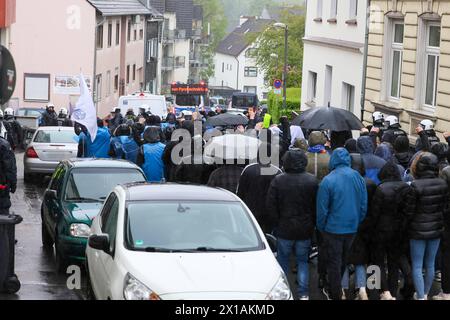 Derby zwischen den Rivalen Barfuß Remscheid und Vorwärts Wuppertal am Dienstagvormittag im Wuppertaler Stadion am Zoo. Großübung der Wuppertaler Polizei Derby zwischen den Rivalen Barfuß Remscheid und Vorwärts Wuppertal am Dienstagvormittag im Wuppertaler Stadion am Zoo. Unter diesem Motto führte die Wuppertaler Polizei eine großangelegte Übung mit fiktiven Fußballfans in Wuppertal-Sonnborn durch. Rund 250 Kräfte der Einsatzhundertschaft, teilweise als Fußballfans, teils als aktive Einsatzkräfte nahmen an der Übung bei bestem Wuppertaler Wetter Teil. Aus den Lautsprechern machte die Polizei zu Stockfoto