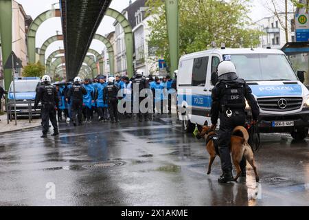 Derby zwischen den Rivalen Barfuß Remscheid und Vorwärts Wuppertal am Dienstagvormittag im Wuppertaler Stadion am Zoo. Großübung der Wuppertaler Polizei Derby zwischen den Rivalen Barfuß Remscheid und Vorwärts Wuppertal am Dienstagvormittag im Wuppertaler Stadion am Zoo. Unter diesem Motto führte die Wuppertaler Polizei eine großangelegte Übung mit fiktiven Fußballfans in Wuppertal-Sonnborn durch. Rund 250 Kräfte der Einsatzhundertschaft, teilweise als Fußballfans, teils als aktive Einsatzkräfte nahmen an der Übung bei bestem Wuppertaler Wetter Teil. Aus den Lautsprechern machte die Polizei zu Stockfoto