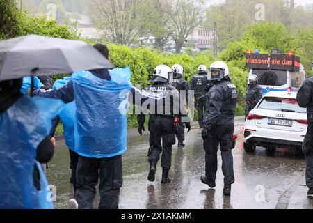 Derby zwischen den Rivalen Barfuß Remscheid und Vorwärts Wuppertal am Dienstagvormittag im Wuppertaler Stadion am Zoo. Großübung der Wuppertaler Polizei Derby zwischen den Rivalen Barfuß Remscheid und Vorwärts Wuppertal am Dienstagvormittag im Wuppertaler Stadion am Zoo. Unter diesem Motto führte die Wuppertaler Polizei eine großangelegte Übung mit fiktiven Fußballfans in Wuppertal-Sonnborn durch. Rund 250 Kräfte der Einsatzhundertschaft, teilweise als Fußballfans, teils als aktive Einsatzkräfte nahmen an der Übung bei bestem Wuppertaler Wetter Teil. Aus den Lautsprechern machte die Polizei zu Stockfoto