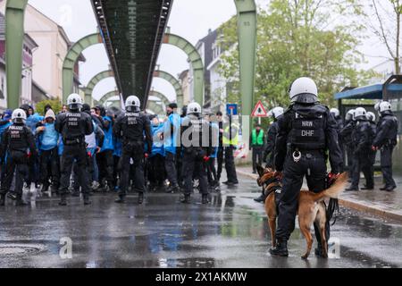 Derby zwischen den Rivalen Barfuß Remscheid und Vorwärts Wuppertal am Dienstagvormittag im Wuppertaler Stadion am Zoo. Großübung der Wuppertaler Polizei Derby zwischen den Rivalen Barfuß Remscheid und Vorwärts Wuppertal am Dienstagvormittag im Wuppertaler Stadion am Zoo. Unter diesem Motto führte die Wuppertaler Polizei eine großangelegte Übung mit fiktiven Fußballfans in Wuppertal-Sonnborn durch. Rund 250 Kräfte der Einsatzhundertschaft, teilweise als Fußballfans, teils als aktive Einsatzkräfte nahmen an der Übung bei bestem Wuppertaler Wetter Teil. Aus den Lautsprechern machte die Polizei zu Stockfoto