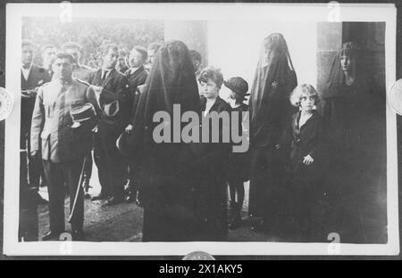 Zita Habsburg mit ihren Kindern bei der Beerdigung des ehemaligen Kaisers Karl I. von Österreich, Zita Habsburg mit ihren Kindern und Trauernden vor dem Eingang der Kirche Nossa Senhora do Monte. Reproduction photography., 05.04.1922 - 19220405 PD0010 - Rechteinfo: Rights Managed (RM) Stockfoto