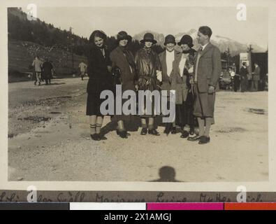 Familie Schnitzler mit bekanntem, Gruppenbild Lili Schnitzler, Olga Szell, Marianne Koppel, Louise Koppel, Olga Schnitzler und Heinrich Schnitzler (von l. n. R.), Anmeldung bei George Szell., 01.08.1925 - 19250801 PD0011 - Rechteinfo: Rights Managed (RM) Stockfoto