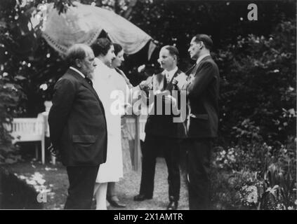 Familie Schnitzler, Arthur Schnitzler, Lili Schnitzler, Olga Schnitzler (geb. Gussmann), eines unbekannten Herrn und Arnoldo Cappellini (v. l. n. R.), 1927 - 19270101 PD2338 - Rechteinfo: Rights Managed (RM) Stockfoto