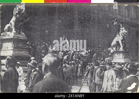 Juli Revolt 1927, Angriff auf die Gerichte, ein Jugendlicher hisst die rote Flagge auf einen der Löwen, 15.07.1927 - 19270715 PD0075 - Rechteinfo: Rights Managed (RM) Stockfoto