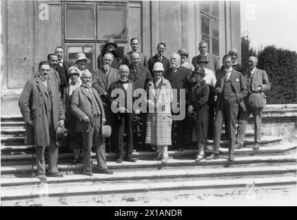 Otto Antonius, Direktor des Wiener zoologischen Gartens mit seinen Assistenten., 1928 - 19280101 PD3286 - Rechteinfo: Rights Managed (RM) Stockfoto