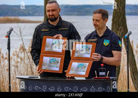 Nicht exklusiv: KIEW, UKRAINE - 13. APRIL 2024 - Minister für strategische Industrien der Ukraine Oleksandr Kamyshin (L) und Ukrposchta-CEO Ihor Smilianskyi Stockfoto