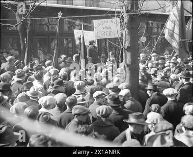 Demonstration des Kommunismus, im Dreherpark Weigls, in Tivoli. Banner mit dem Slogan „hinein in die rote Front!“, 01.03.1929 - 19290301 PD0052 - Rechteinfo: Rights Managed (RM) Stockfoto