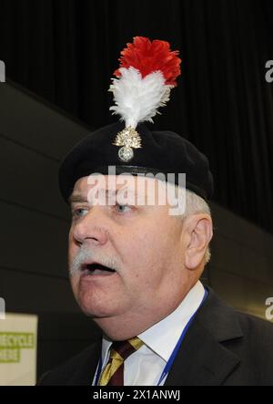 Colonel Ian Brazier, Vorsitzender der Fusiliers Association, spricht vor der Presse, nachdem er den Hauptkonferenzsaal verlassen hatte, nachdem er Verteidigungsminister Philip Hammond während einer der Eröffnungsreden der Konservativen Konferenz 2013 in Manchester Central aus dem Publikum geklaut hatte. Stockfoto