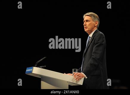 Verteidigungsminister Philip Hammond spricht am Eröffnungstag der Konservativen Konferenz 2013 in Manchester Central vor den Delegierten. Stockfoto