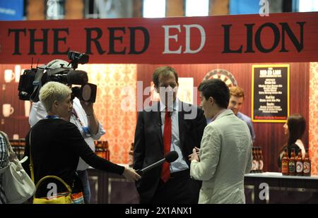 Alastair Campbell führt ein Fernsehinterview vor dem Red Ed Lion Stand auf der Conservative Party Conference 2013 in Manchester Central. Stockfoto