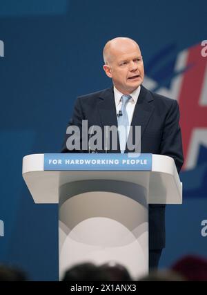 Außenminister William Hague spricht am Eröffnungstag der Konservativen Konferenz 2013 in Manchester Central vor den Delegierten. Stockfoto