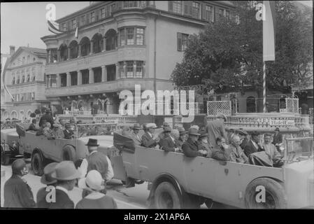 Touristischer Kongress in Kufstein, Handelssekretär Hainisch und Landeshauptmann, Bürgermeister Pirmooser am Eingang bei einer Rundfahrt um den nicht kultivierten Kaiser, 1930 - 19300101 PD26870 - Rechteinfo: Rights Managed (RM) Stockfoto