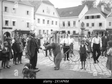 Grein an der Donau, Marktfahrer am Hauptplatz: zigeuner dirigiert seinen tanzenden Bären vor, 1930 - 19300101 PD8748 - Rechteinfo: Rights Managed (RM) Stockfoto